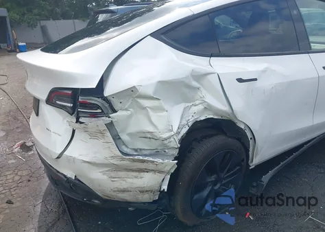 2024 Tesla Model Y Long Range Dual Motor All-Wheel Drive z USA, uszkodzony, nr VIN 7SAYGDEE7RF130028